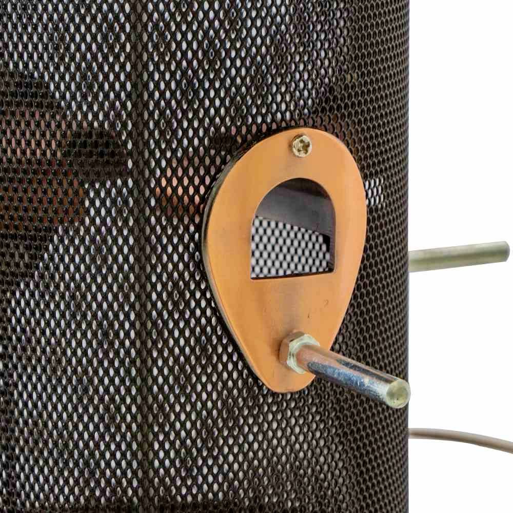 Un tissu réseau noir avec un élément métallique orange en forme de goutte, montrant une ouverture avec une tige traversant le tissu.