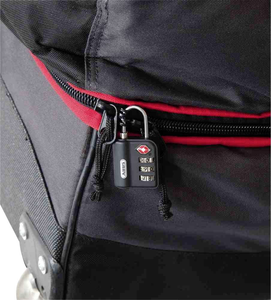 Une valise noire avec une fermeture éclair rouge, sécurisée par un cadenas à combinaison.