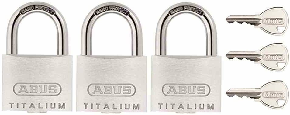 Trois cadenas argentés de la marque ABUS Titalium, chacun avec un arceau, accompagnés de trois clés assorties.