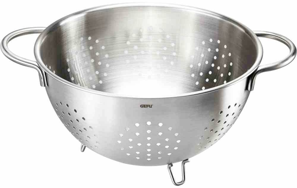 Passoire en métal argenté avec des poignées sur les deux côtés, reposant sur de petits pieds. Idéale pour égoutter les aliments.