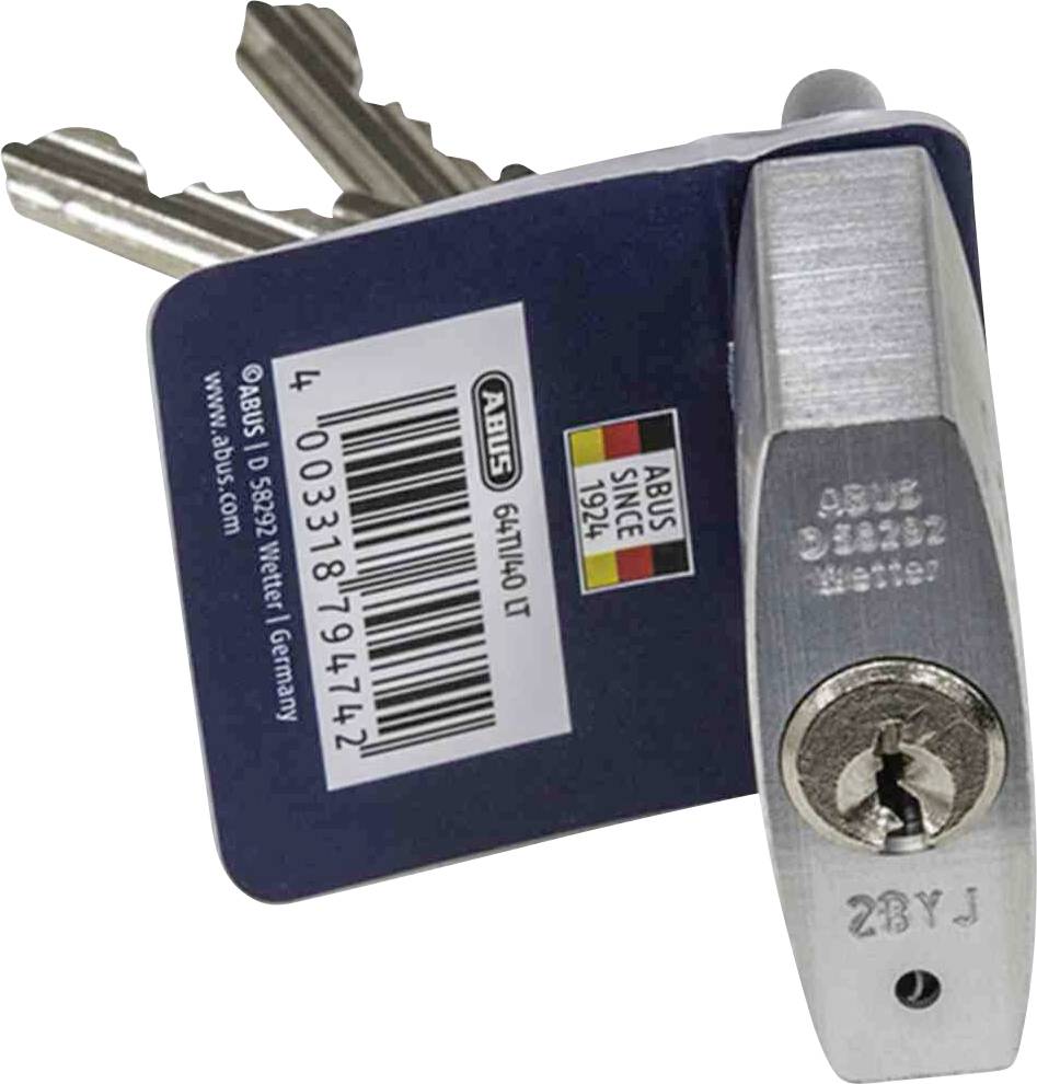 Deux clés sont insérées dans un cadenas argenté. Le cadenas porte un code-barres et se trouve à côté d'une étiquette portant l'inscription 'ABUS'.