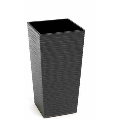 Un grand pot de fleurs rectangulaire, côtelé, noir, vide et dressé verticalement.