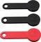 Trois clés à puce RFID en noir et rouge, disposées en deux rangées. Chaque puce possède une tête ronde avec un logo 'RFID' imprimé en relief.
