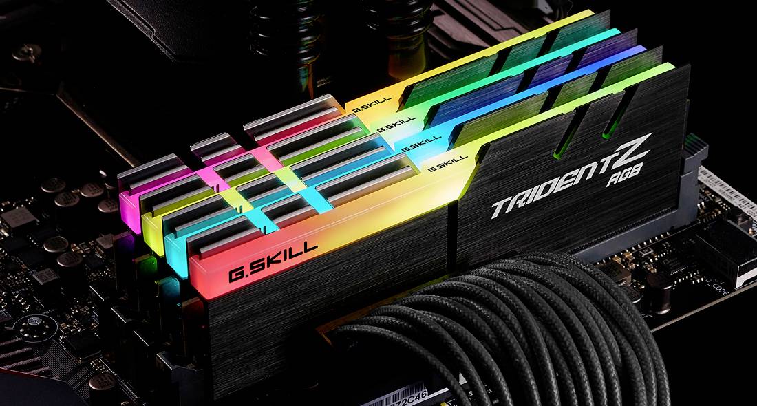 Module de RAM de G.Skill avec éclairage RVB coloré, installé sur une carte mère.