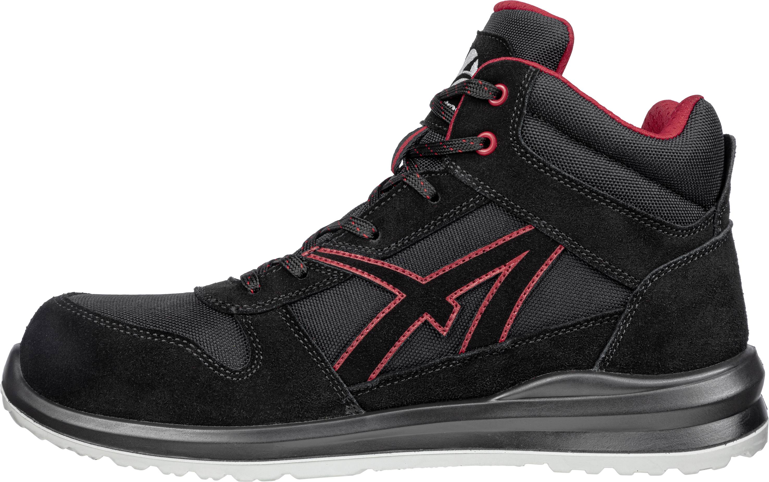Une chaussure de sport noire montant jusqu'à la cheville avec des touches de rouge. La semelle profilée convient aux activités de plein air.