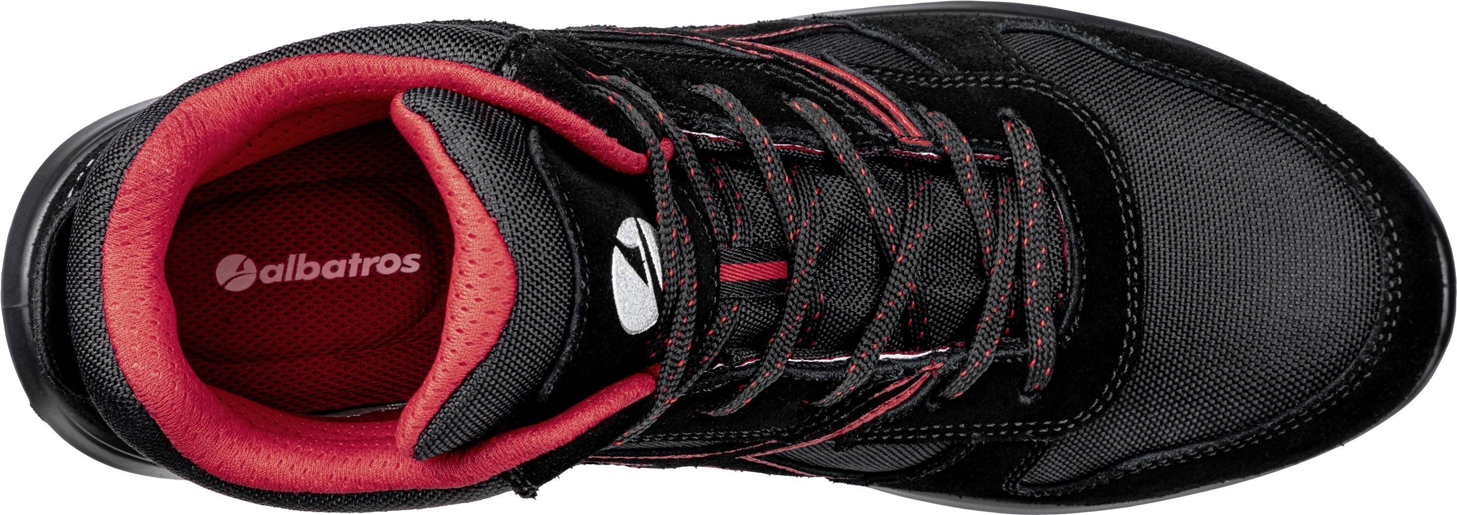 Chaussure noire, sportive, avec des détails rouges et des lacets rouges. Le nom de la marque 'Albatros' est visible à l'intérieur.