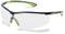 Des lunettes de protection avec des verres transparents et des détails verts sur les bords et les branches, adaptées à des fins de sécurité.