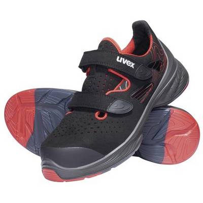 Deux chaussures de sport noires avec des accents rouges ; la chaussure avant montre le dessus avec des fermetures velcro, la chaussure arrière montre la semelle.