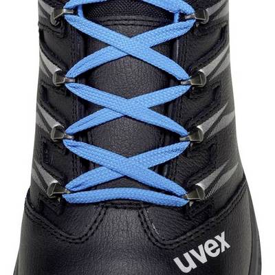 Une chaussure de sécurité noire avec des lacets bleus et le logo 'uvex' dans la partie inférieure.