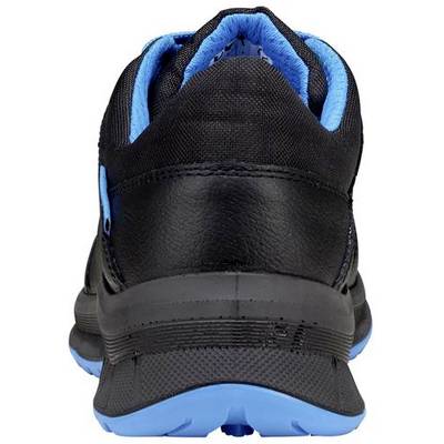 Une chaussure de sport noire avec un intérieur et une semelle bleus, vue de derrière.