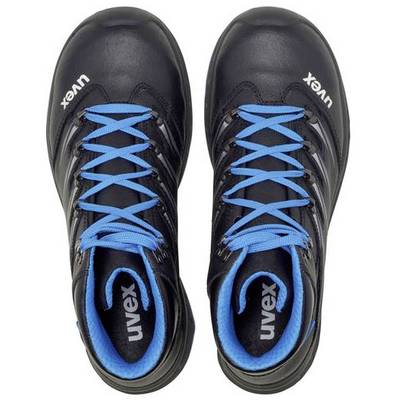 Chaussures de sécurité noires avec des lacets bleus de Uvex. Vues de dessus avec le logo bien visible sur la languette et sur le côté.