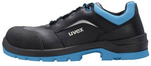 Chaussure de sécurité noire avec des détails bleus et des lacets, de la marque 'uvex', vue de côté.