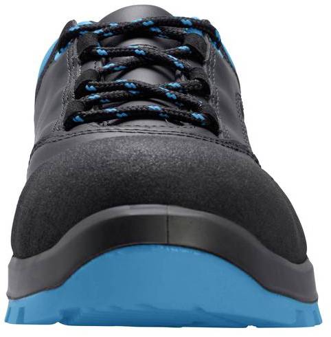 Chaussure noire avec des accents bleus et semelle bleue, vue de face.