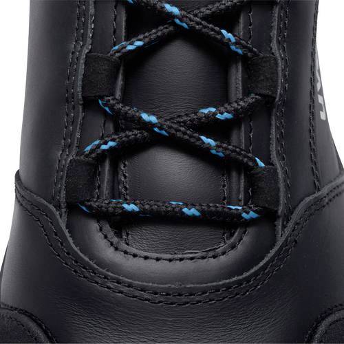 Gros plan sur une botte noire avec des accents bleus sur les lacets. La texture du cuir et les détails des cordons sont bien visibles.