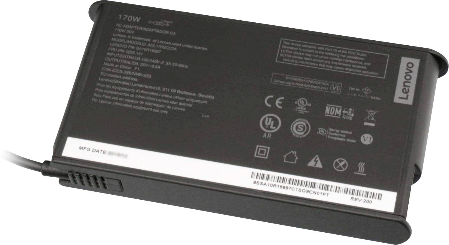 Un adaptateur secteur noir portant l'inscription 'Lenovo', affichant des spécifications techniques et des logos de certifications de sécurité.
