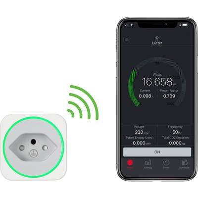 Prise intelligente à côté d'un smartphone avec écran d'application. L'application affiche la consommation électrique (16,658 watts), la tension (230V) et la fréquence (50Hz).