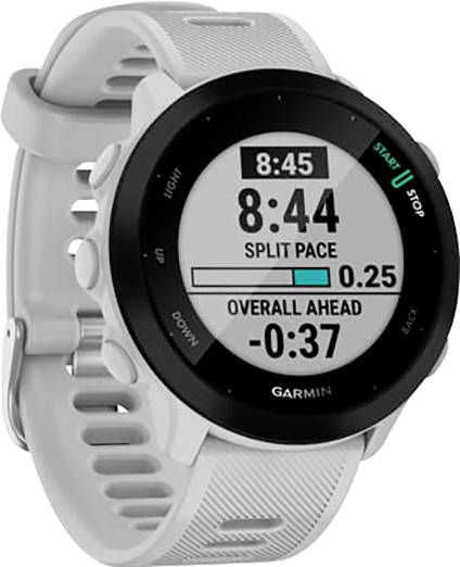 Montre de sport gris-blanc avec affichage numérique, indiquant 'Split Pace', 'Overall Ahead' et l'heure 8:44. Marque : Garmin.