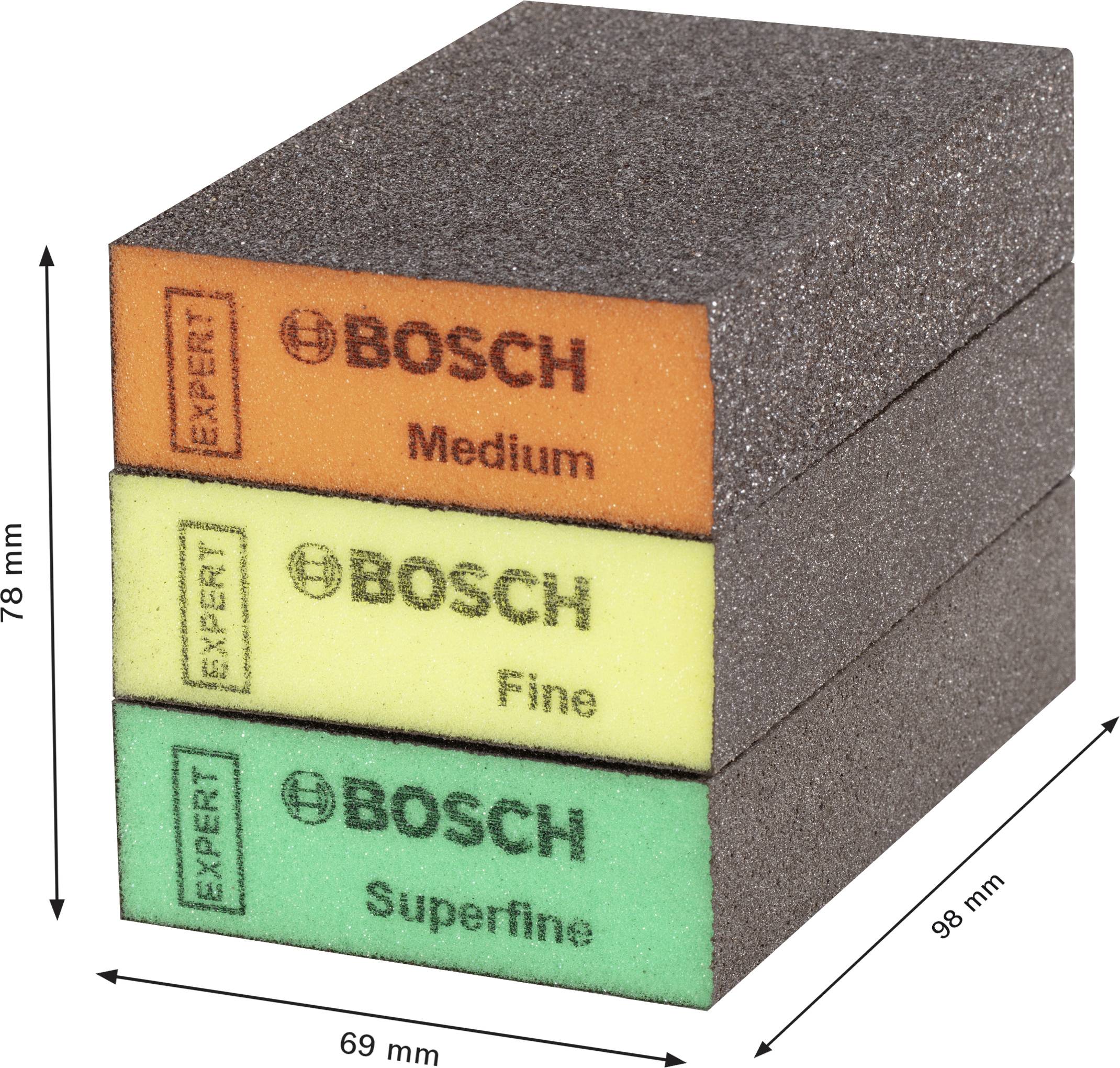 Une pile de trois éponges abrasives Bosch dans les grains 'Moyen', 'Fin' et 'Super-fin', présentées côte à côte avec leurs dimensions.