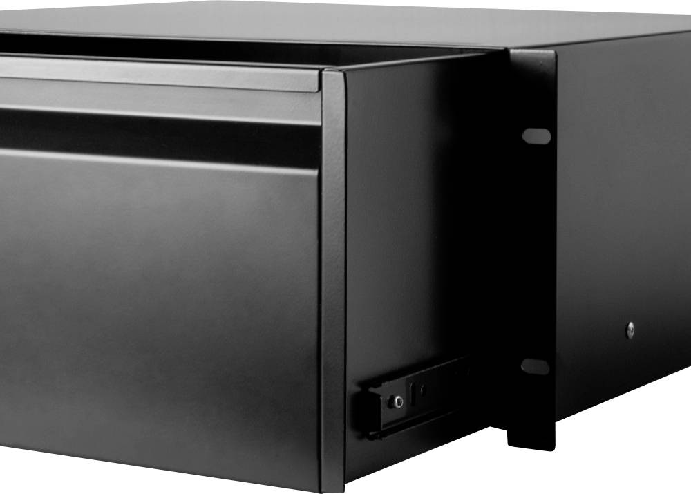 Tiroir noir, partiellement ouvert, avec un boîtier métallique. La façade présente un design minimaliste, adapté à un environnement de bureau ou technologique.