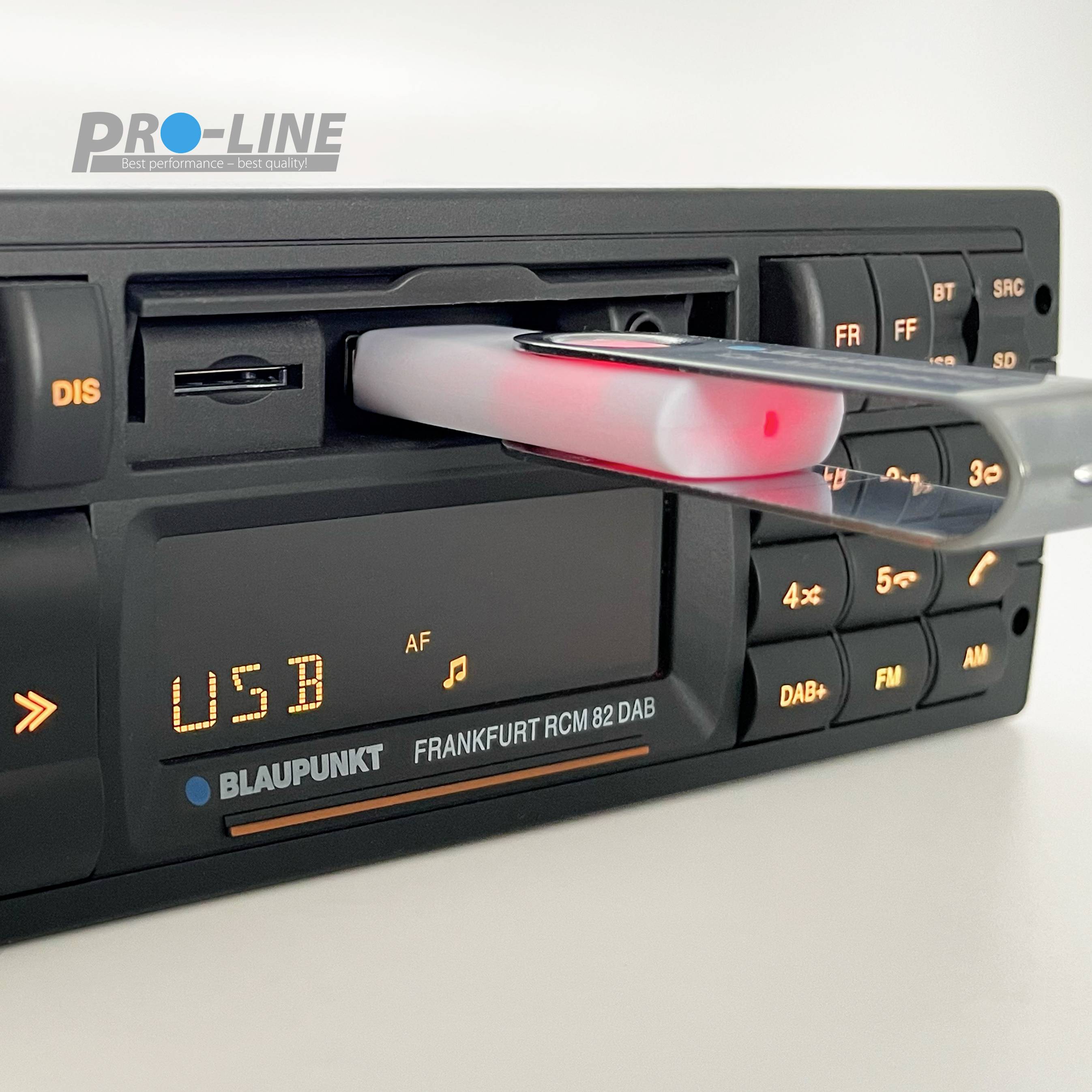 L'image montre un autoradio Blaupunkt avec port USB. Une clé USB est branchée dans le port USB de l'autoradio.