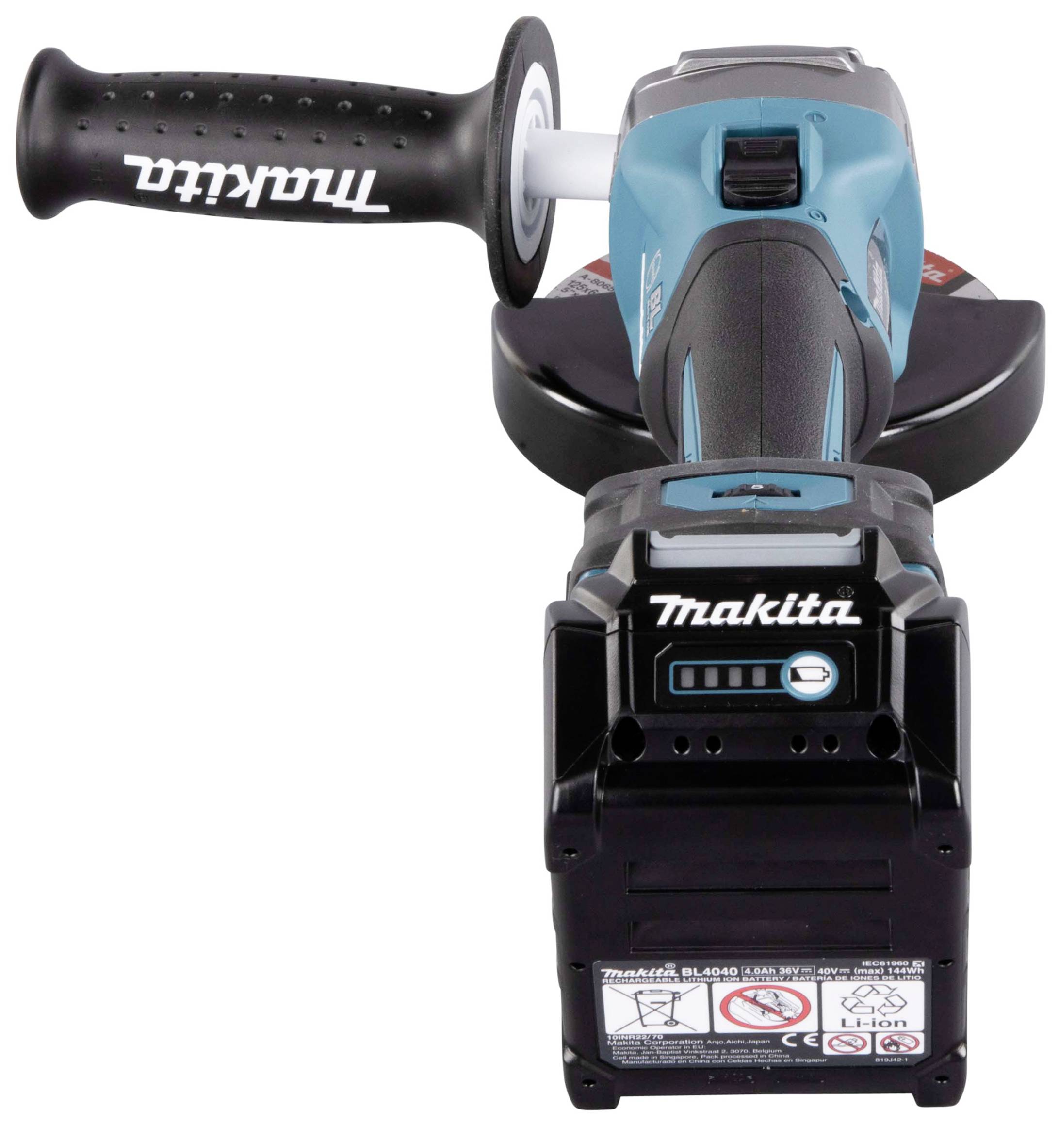 Un meuleuse d'angle sans fil de la marque Makita, de couleur bleu et noir, avec poignée et carter de protection, sur fond blanc.