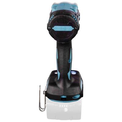 Un tournevis sans fil avec un boîtier bleu-noir et un clip métallique sur le côté. Vue arrière, batterie visible en bas.