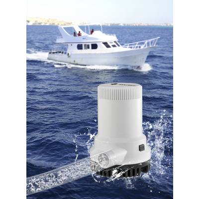 Un bateau blanc navigue en pleine mer. Au premier plan, une pompe à eau blanche propulse de l'eau, ce qui témoigne de son bon fonctionnement.