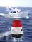Une petite pompe fait monter de l'eau devant un bateau à moteur en passant sur la mer. L'image montre un accessoire de bateau en action.