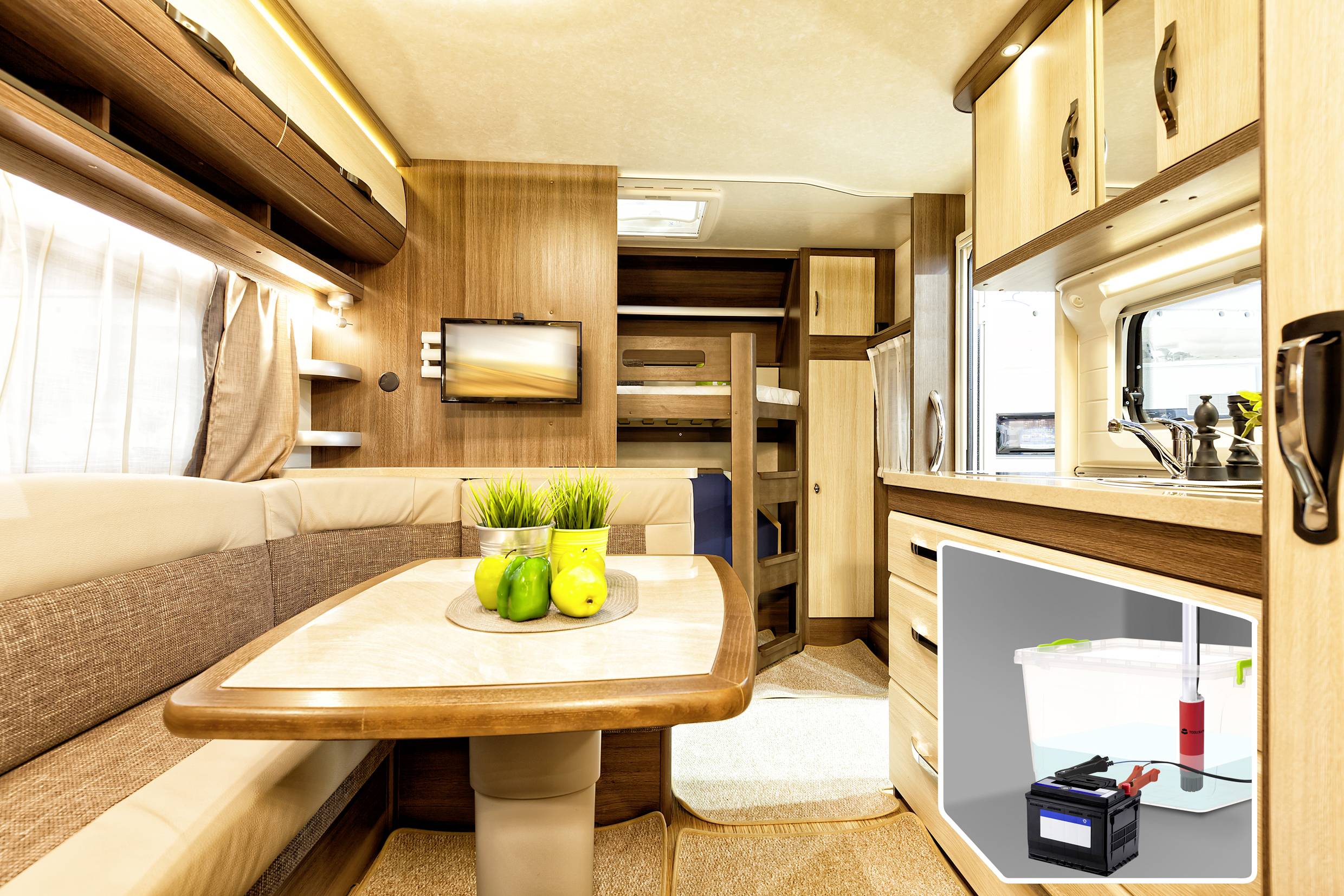 Un intérieur de camping-car avec une table à manger, un canapé, un coin cuisine et une télévision. Dans le coin inférieur, une image d'un système de batterie.