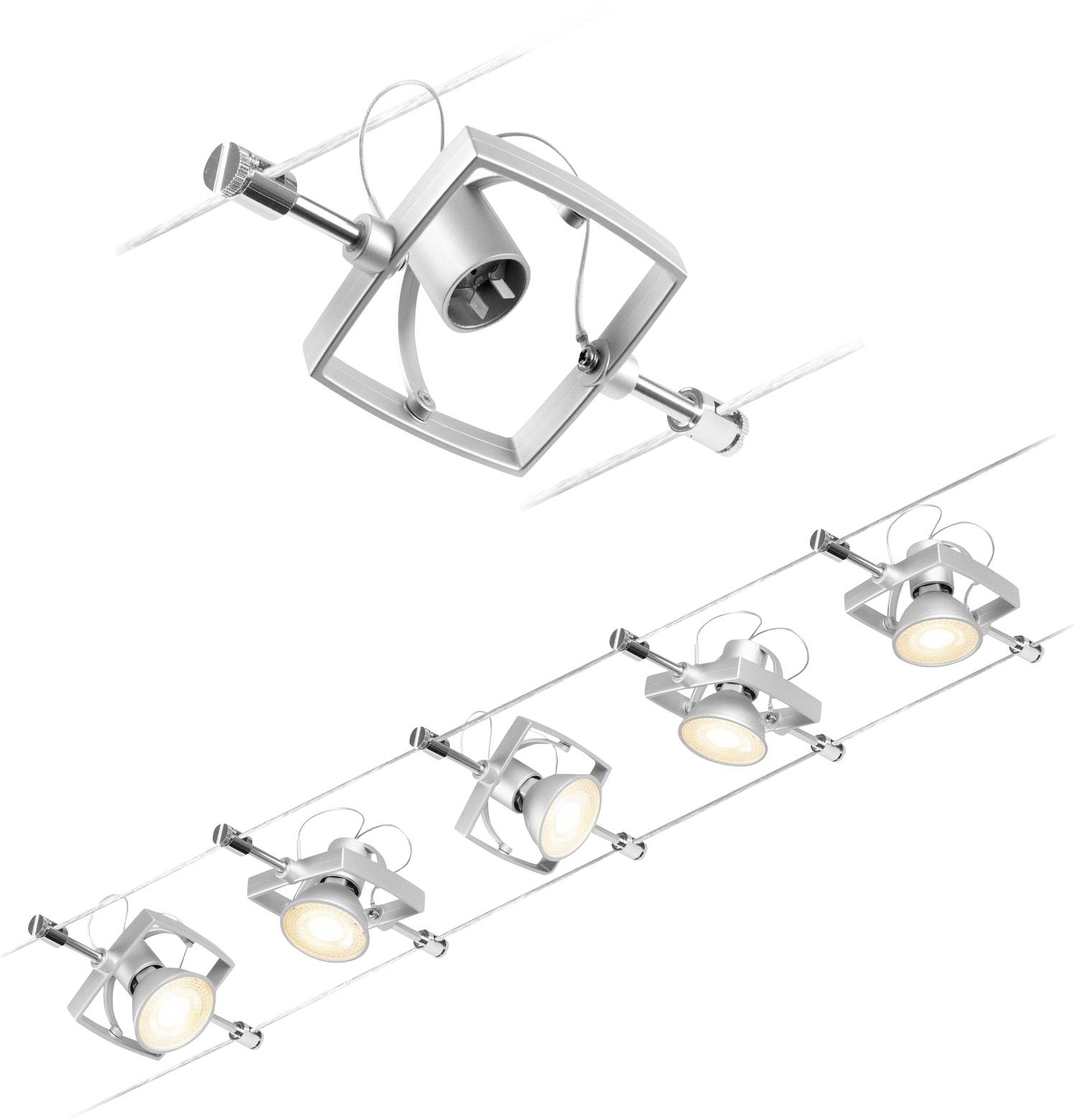 Quatre projecteurs argentés montés au plafond, alignés en rangée. Chaque lampe possède un cadre carré et est réglable.