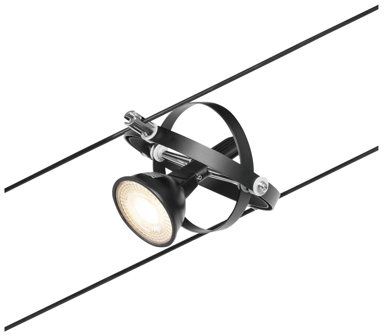 Une lampe de plafond noire est montée sur deux câbles parallèles. La lampe diffuse une lumière chaleureuse et est fixée de manière pivotante.