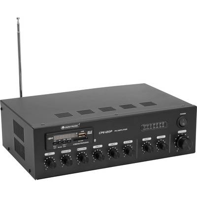Un amplificateur de sonorisation noir avec plusieurs boutons de réglage et un câble d'antenne rétractable. Nom de la marque et désignation du modèle sur la face avant.