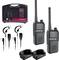 Deux radios portatives avec casques, chargeurs et un boîtier de transport. Idéal pour des communications lors d'activités de plein air.