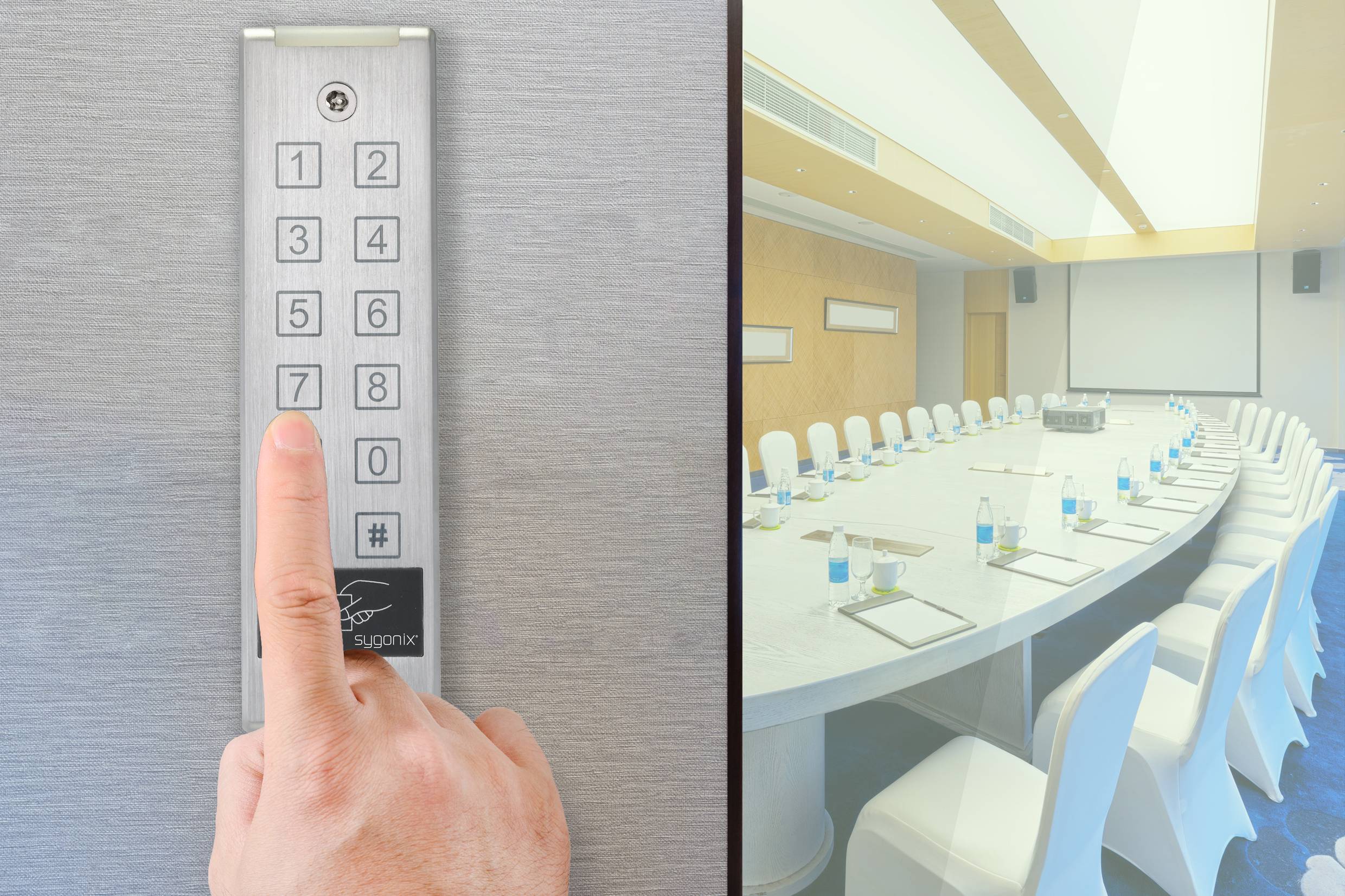 Une main appuie sur un clavier, à côté une salle de réunion moderne et vide avec une table ovale et des chaises blanches, prête pour une réunion.