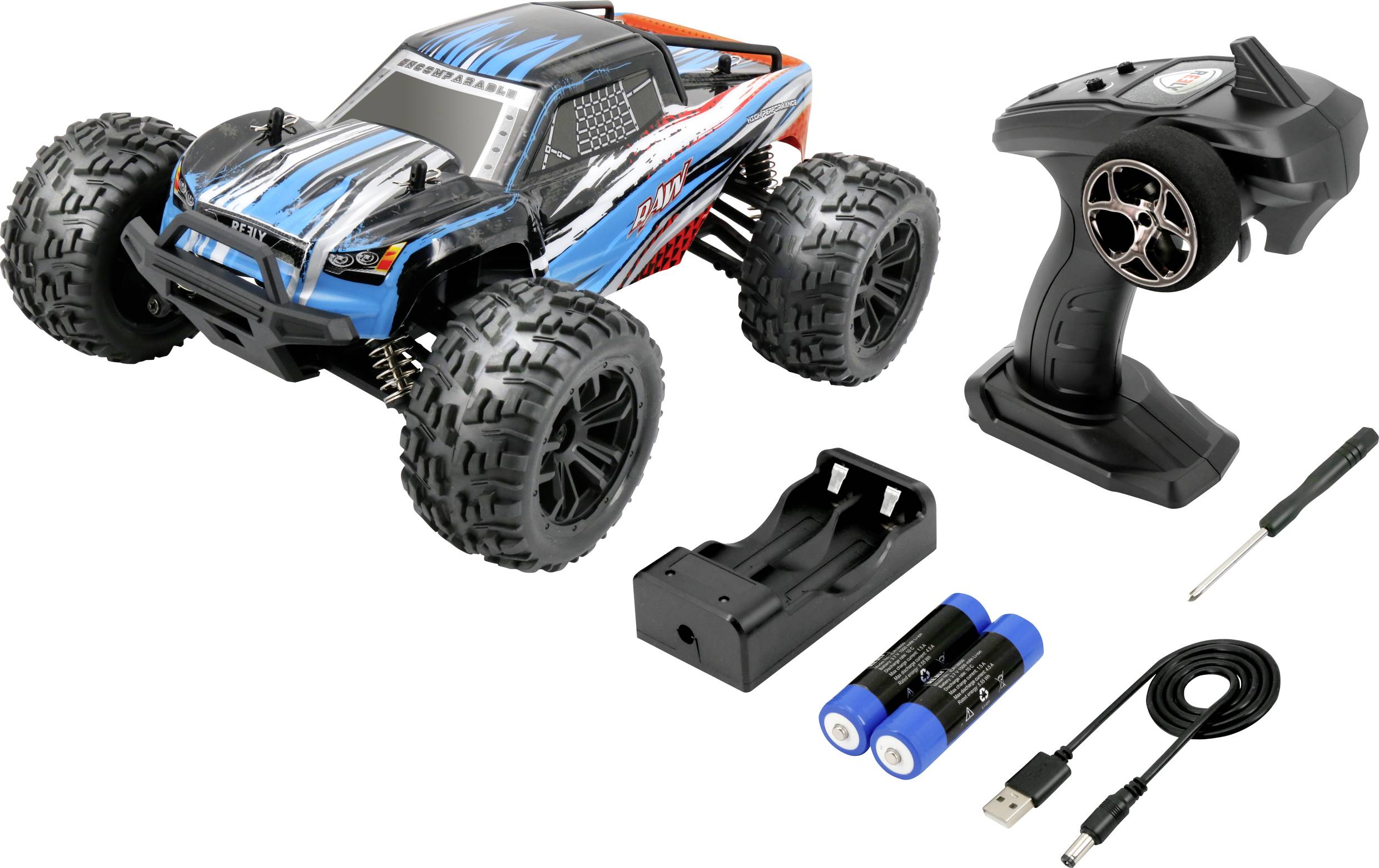 Voiture télécommandée jouet avec carrosserie bleue et grandes roues, à côté de sa télécommande, chargeur de batterie avec batteries, câble de charge et tournevis.