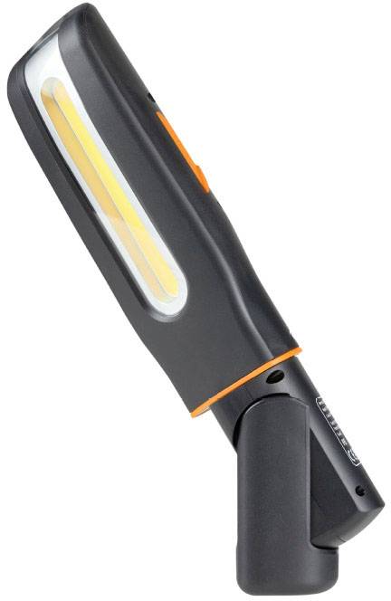 Lampe de travail LED portable avec tête pivotante, boîtier noir et accents orange, vue de côté.