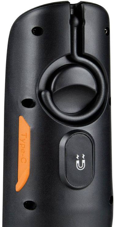 Un haut-parleur portable noir avec port USB-C et surface magnétique.