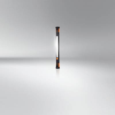 Lampe torche LED portable sur fond gris ; verticale, avec boîtier noir et accents orange ; allumée.