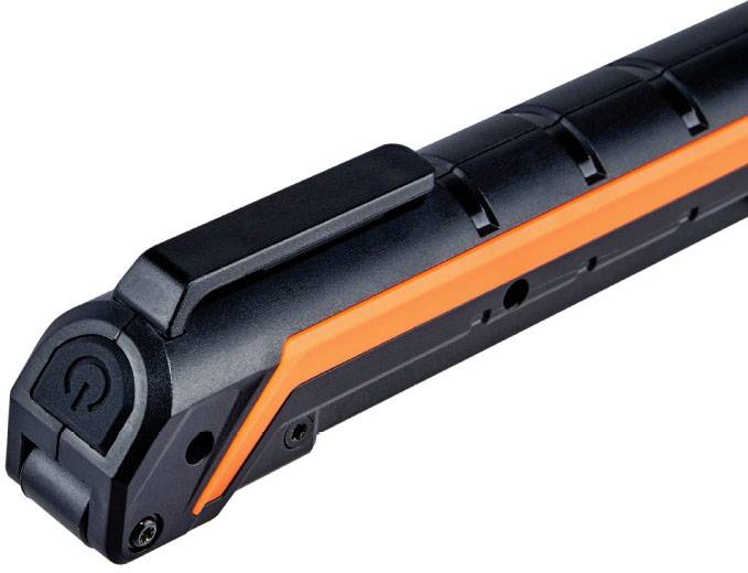 Un appareil noir alimenté par batterie avec une bande orange et un bouton marche/arrêt, probablement un éclairage de vélo.