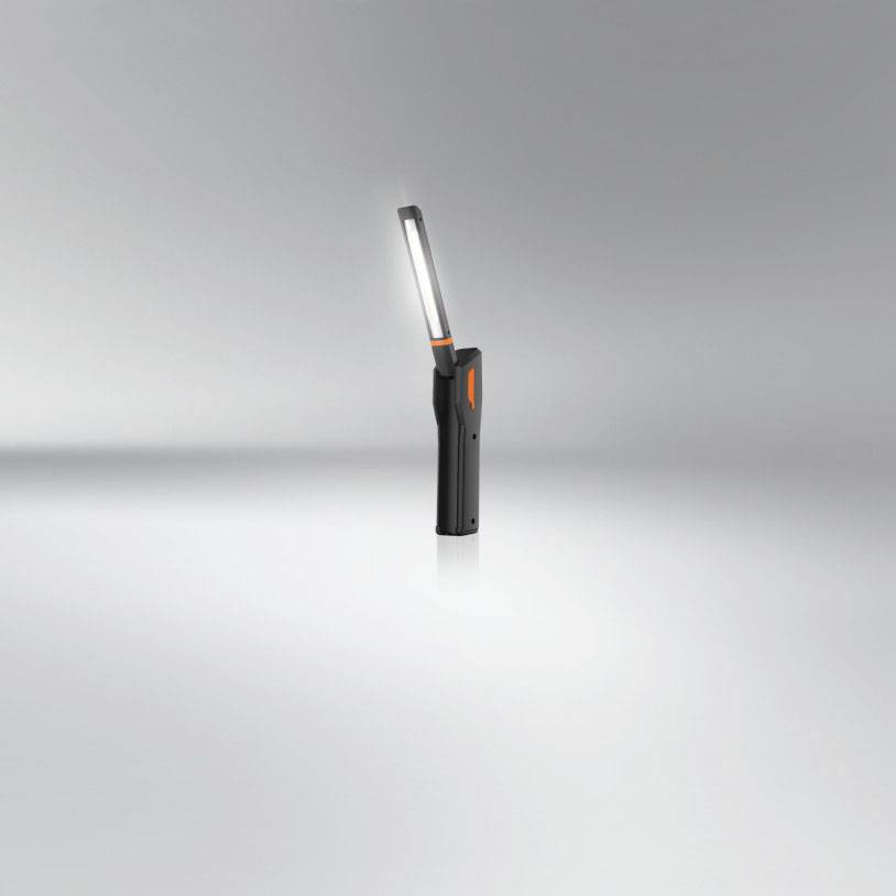 Une lampe de travail LED portable en noir avec une tête pivotante lumineuse sur un fond gris.