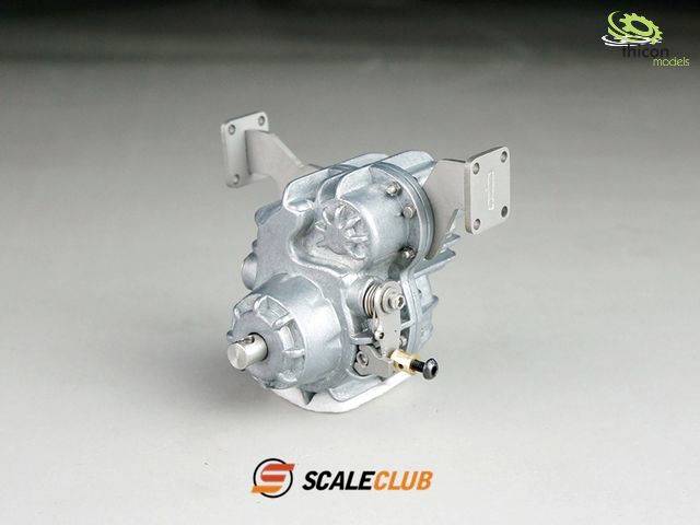 Gros plan d'un composant de maquette détaillé et argenté, avec supports de montage, portant la marque 'SCALECLUB'.