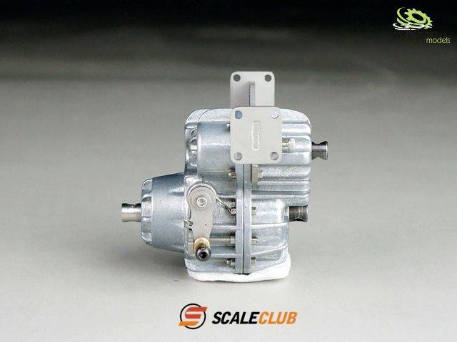 Un modèle argenté et détaillé d'un moteur, présenté devant un fond gris. Au premier plan, le logo de Scale Club.