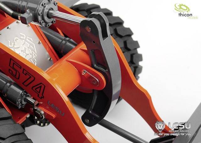 Gros plan d'un véhicule miniature orange et noir avec des pneus robustes et un bras de levage mécanique. Les logos de 'LESU' et 'thicon models' sont visibles.