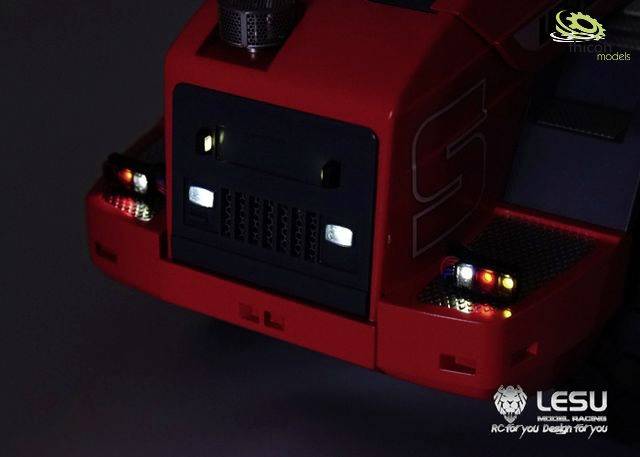 Une voiture miniature rouge avec des phares et des feux arrière lumineux sur un fond sombre, avec le logo 'LESU' en bas à droite.