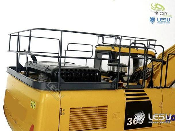 Un véhicule miniature jaune avec une grille de protection noire sur le dessus. Des logos sont situés en haut à gauche et en bas à droite.
