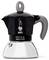 Une cafetière à espresso de couleur noire et argentée avec une poignée, étiquetée « Bialetti Moka Induction », présentant un petit logo au-dessus du texte.