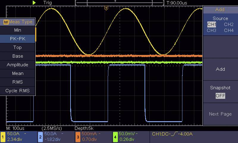 L'écran de l'oscilloscope montre les formes d'ondes de trois canaux : Jaune (onde sinusoïdale), Bleu (onde carrée), Vert/Orange (proche de zéro), avec des données de mesure.