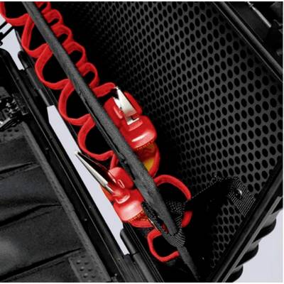 Un coffret à outils noir avec des supports rouges et un système de rangement intégré pour divers outils.