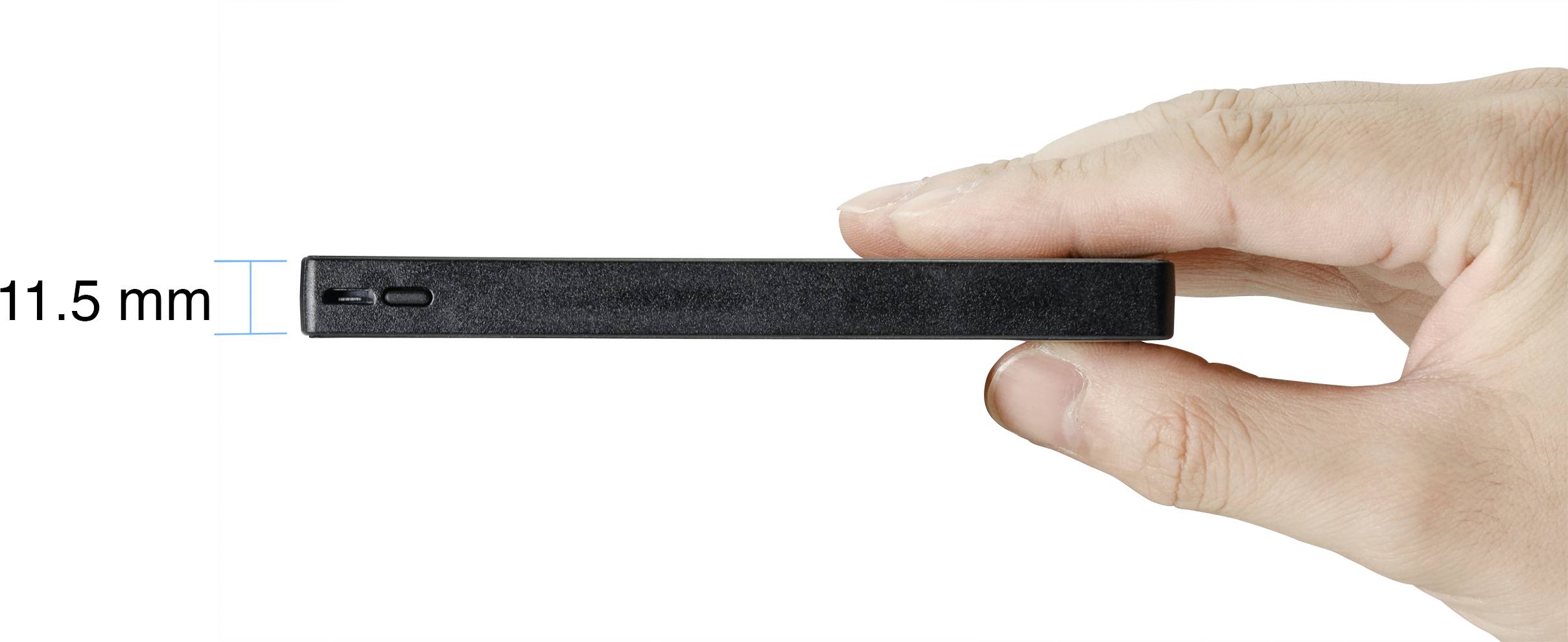 Une main tient une petite plaque électronique rectangulaire de 11,5 mm d'épaisseur entre le pouce et l'index.