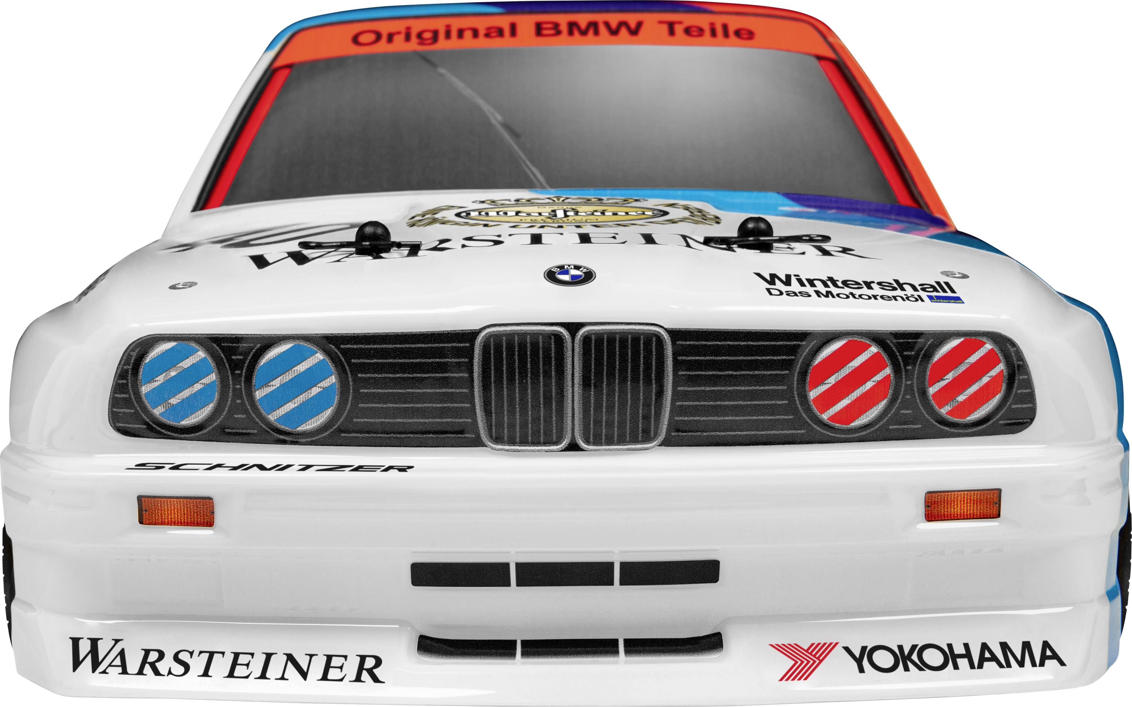 Une voiture de course blanche avec le logo BMW et des autocollants de sponsors tels que Warsteiner et Yokohama sur le capot, vue de face.